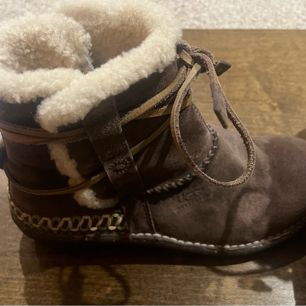 Suede Ugg Size 9 5178 Design